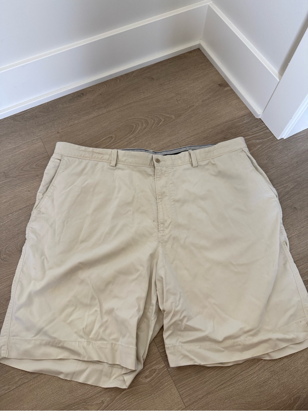 Tommy Bahama Men's Khaki Chino Shorts Size 42 - Beige Flat Front Beach Resort